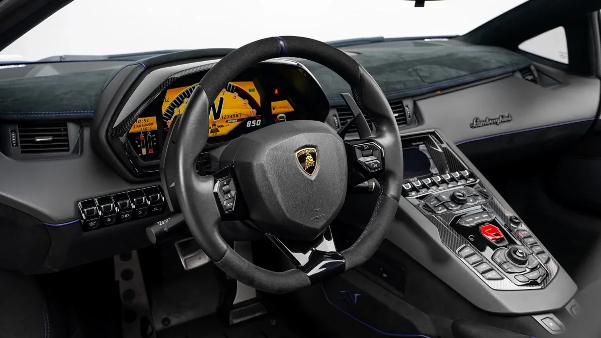 2017 Lamborghini Aventador SV Roadster LP 750-4 proposée par un concessionnaire spécialisé à Dubai, Émirats arabes unis, photo 12 sur 25