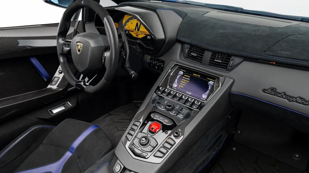 2017 Lamborghini Aventador SV Roadster LP 750-4 proposée par un concessionnaire spécialisé à Dubai, Émirats arabes unis, photo 14 sur 25