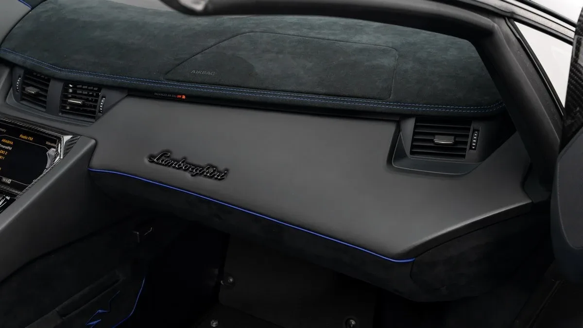 2017 Lamborghini Aventador SV Roadster LP 750-4 proposée par un concessionnaire spécialisé à Dubai, Émirats arabes unis, photo 15 sur 25