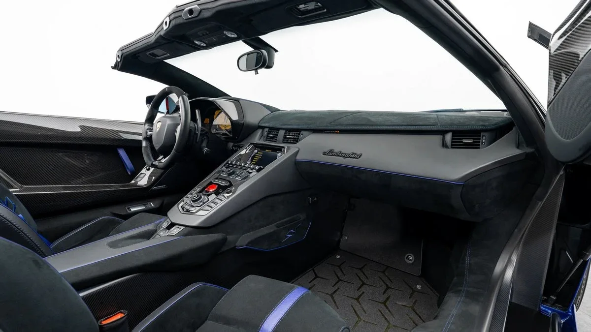 2017 Lamborghini Aventador SV Roadster LP 750-4 proposée par un concessionnaire spécialisé à Dubai, Émirats arabes unis, photo 16 sur 25