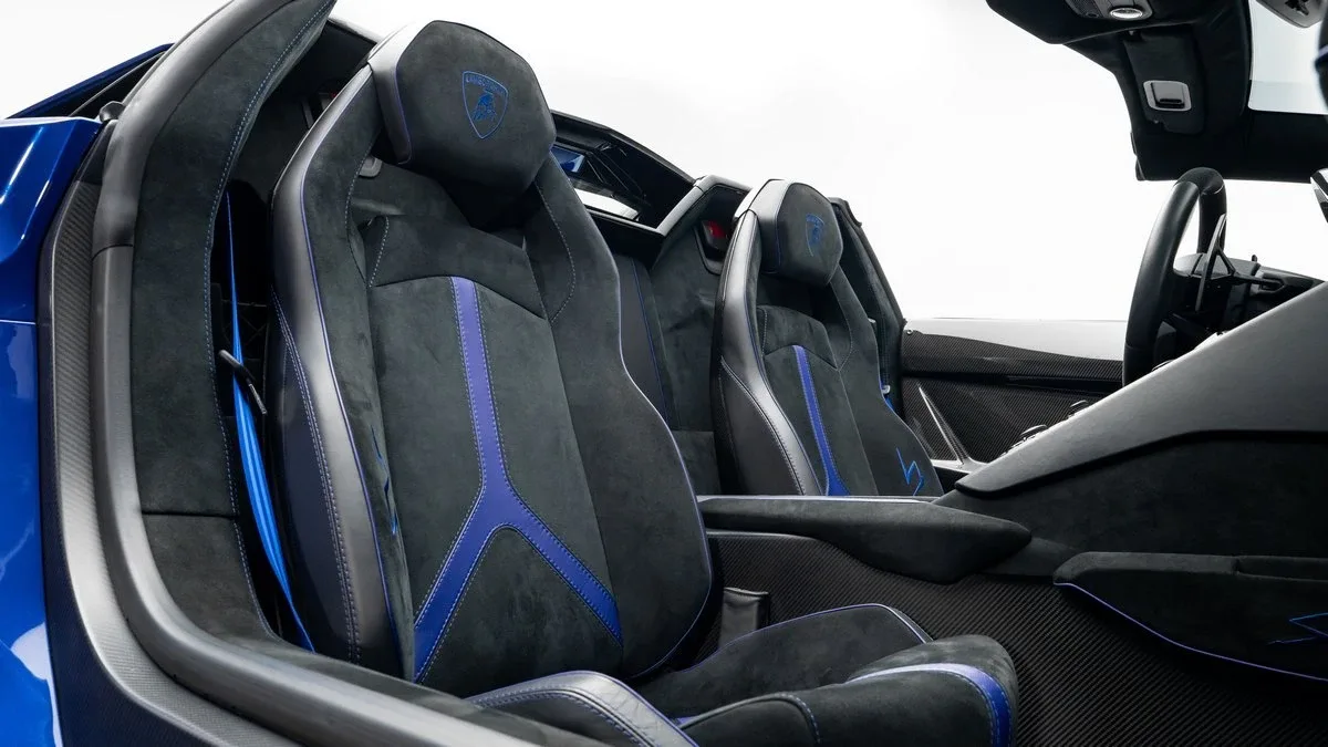 2017 Lamborghini Aventador SV Roadster LP 750-4 proposée par un concessionnaire spécialisé à Dubai, Émirats arabes unis, photo 19 sur 25