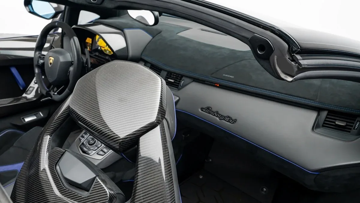 2017 Lamborghini Aventador SV Roadster LP 750-4 proposée par un concessionnaire spécialisé à Dubai, Émirats arabes unis, photo 20 sur 25