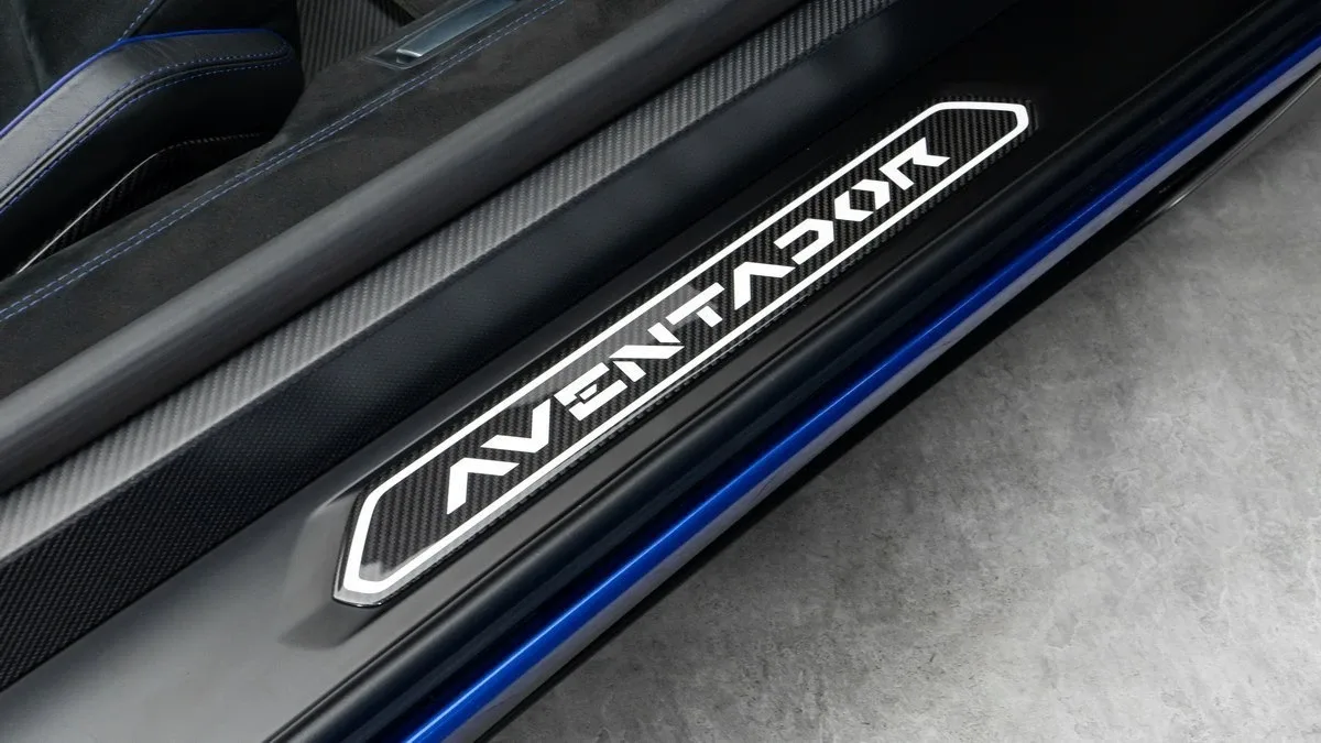 2017 Lamborghini Aventador SV Roadster LP 750-4 proposée par un concessionnaire spécialisé à Dubai, Émirats arabes unis, photo 21 sur 25