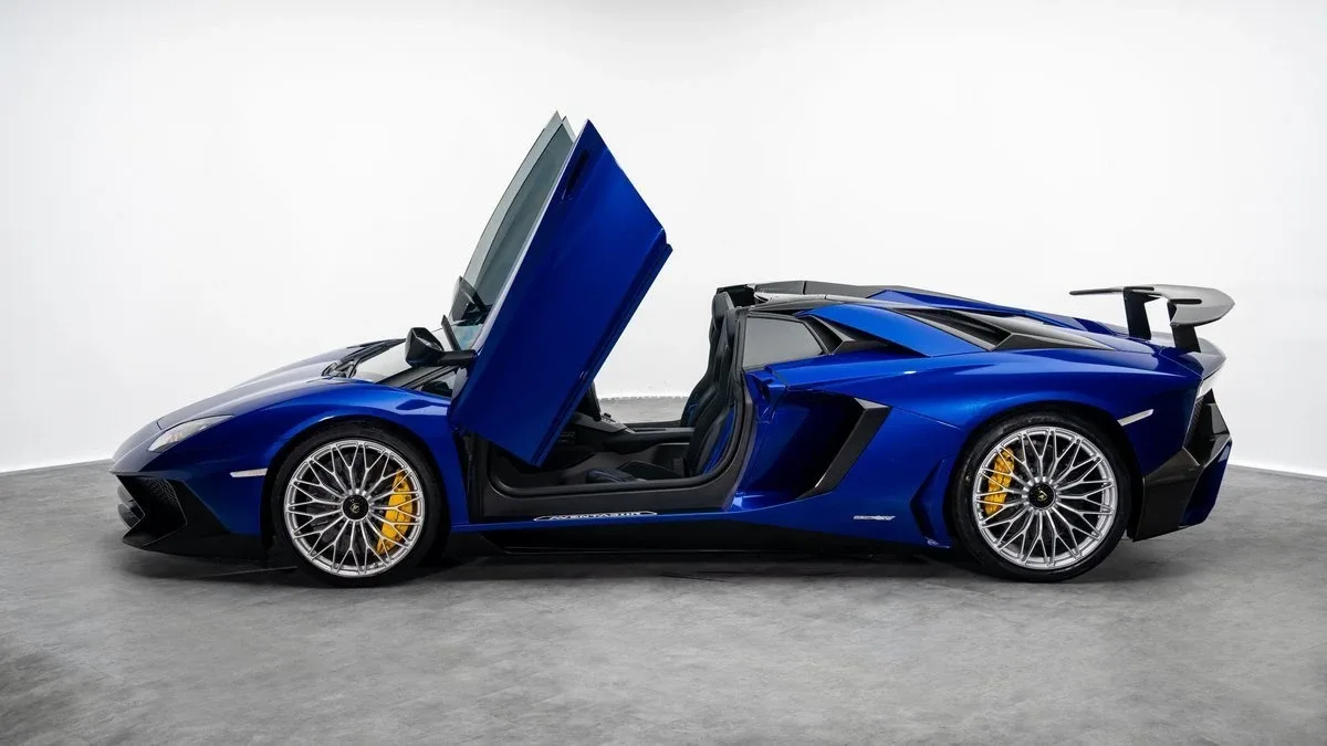 2017 Lamborghini Aventador SV Roadster LP 750-4 proposée par un concessionnaire spécialisé à Dubai, Émirats arabes unis, photo 22 sur 25