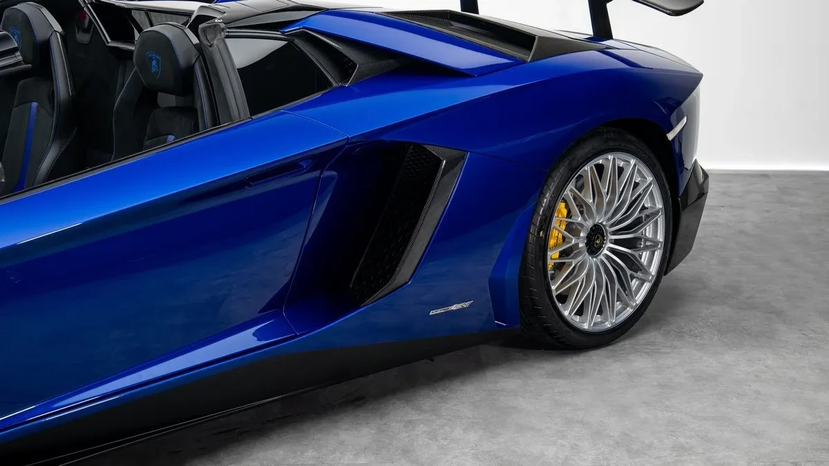 2017 Lamborghini Aventador SV Roadster LP 750-4 proposée par un concessionnaire spécialisé à Dubai, Émirats arabes unis, photo 23 sur 25