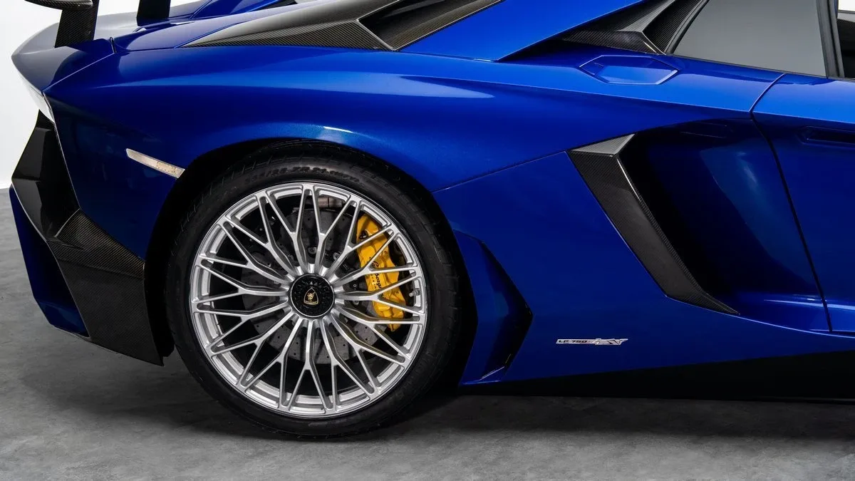 2017 Lamborghini Aventador SV Roadster LP 750-4 proposée par un concessionnaire spécialisé à Dubai, Émirats arabes unis, photo 24 sur 25
