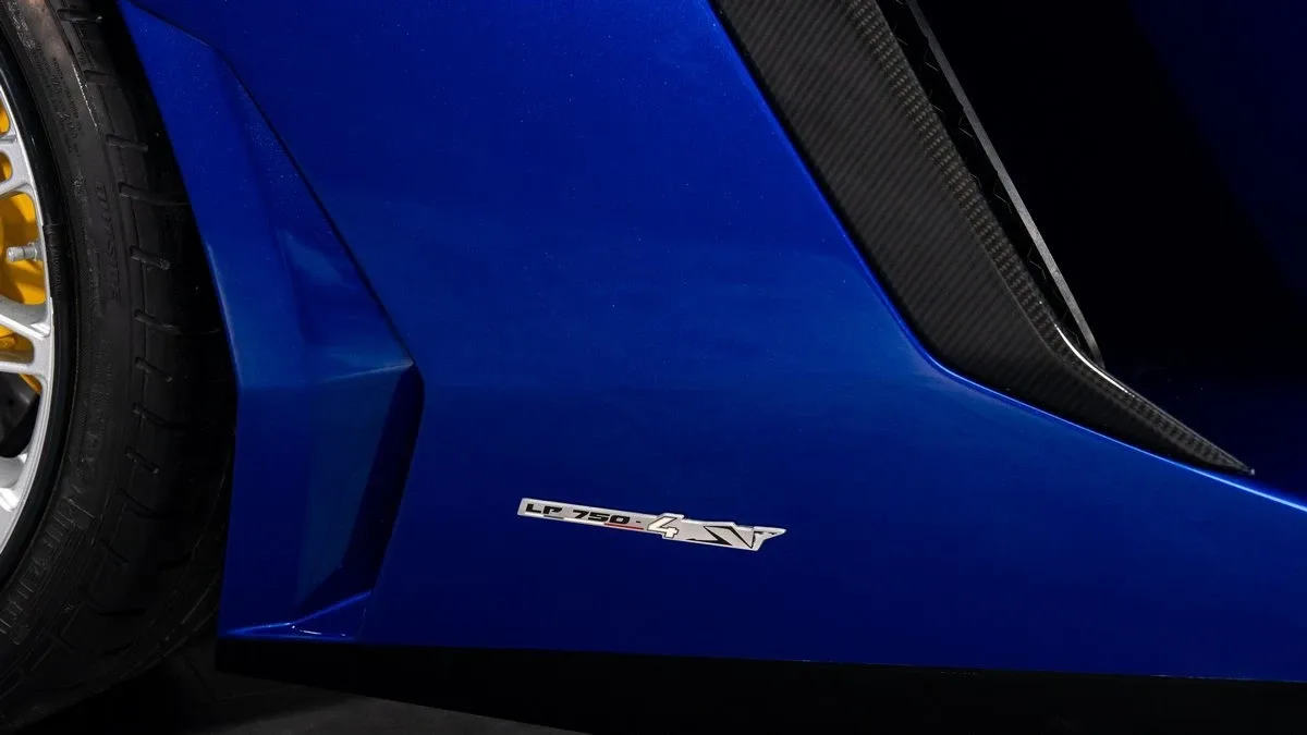 2017 Lamborghini Aventador SV Roadster LP 750-4 proposée par un concessionnaire spécialisé à Dubai, Émirats arabes unis, photo 25 sur 25
