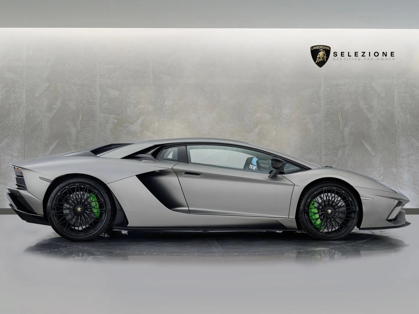 2017 Lamborghini Aventador S proposée par un groupe de concessions agréées à Hatfield, Royaume-Uni, photo 2 sur 20
