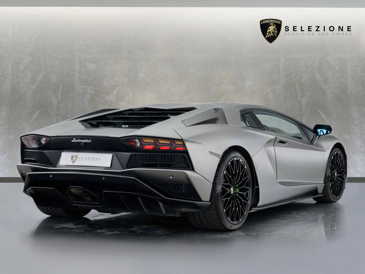 2017 Lamborghini Aventador S proposée par un groupe de concessions agréées à Hatfield, Royaume-Uni, photo 3 sur 20