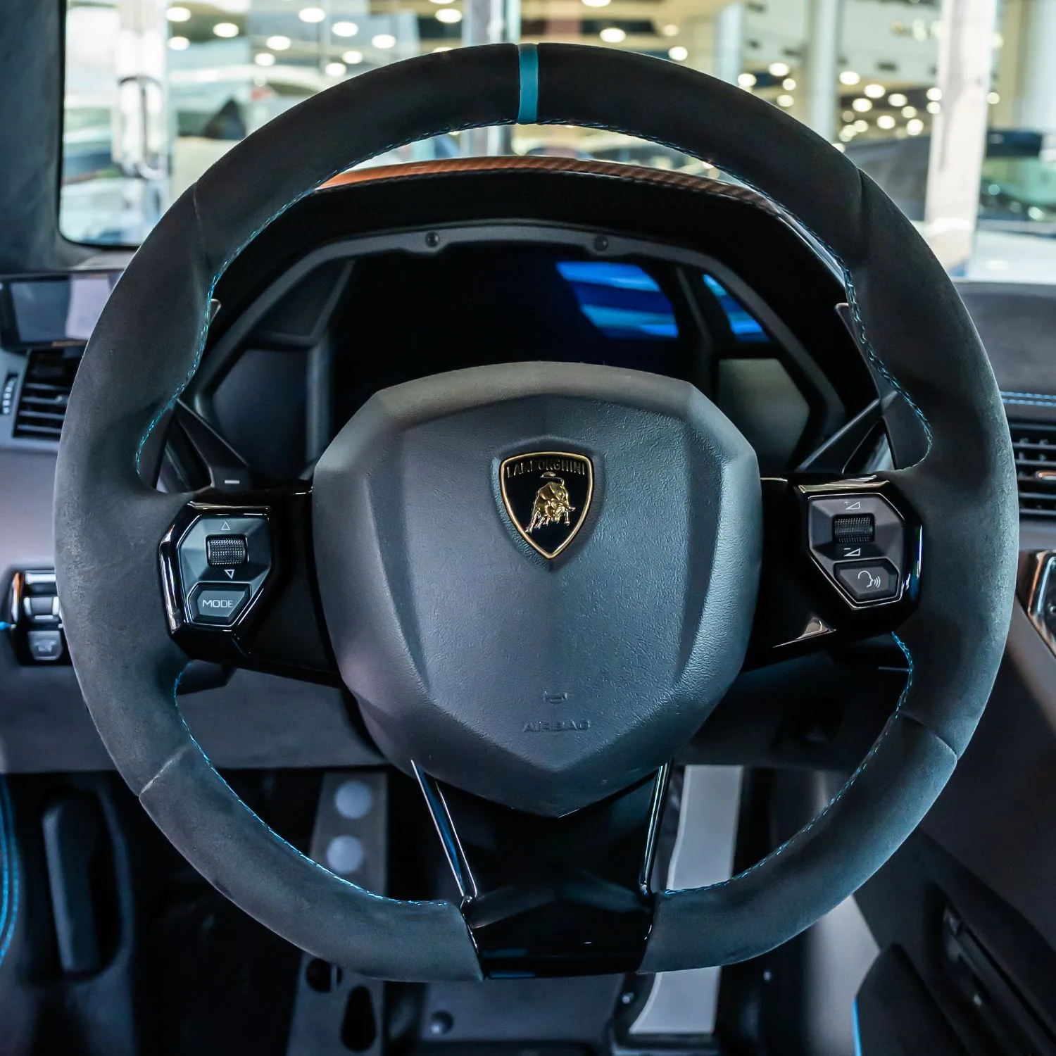 2017 Lamborghini Aventador SV proposée par un concessionnaire spécialisé à Dubai, Émirats arabes unis, photo 3 sur 27