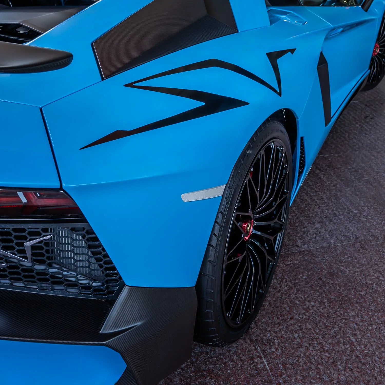2017 Lamborghini Aventador SV proposée par un concessionnaire spécialisé à Dubai, Émirats arabes unis, photo 4 sur 27