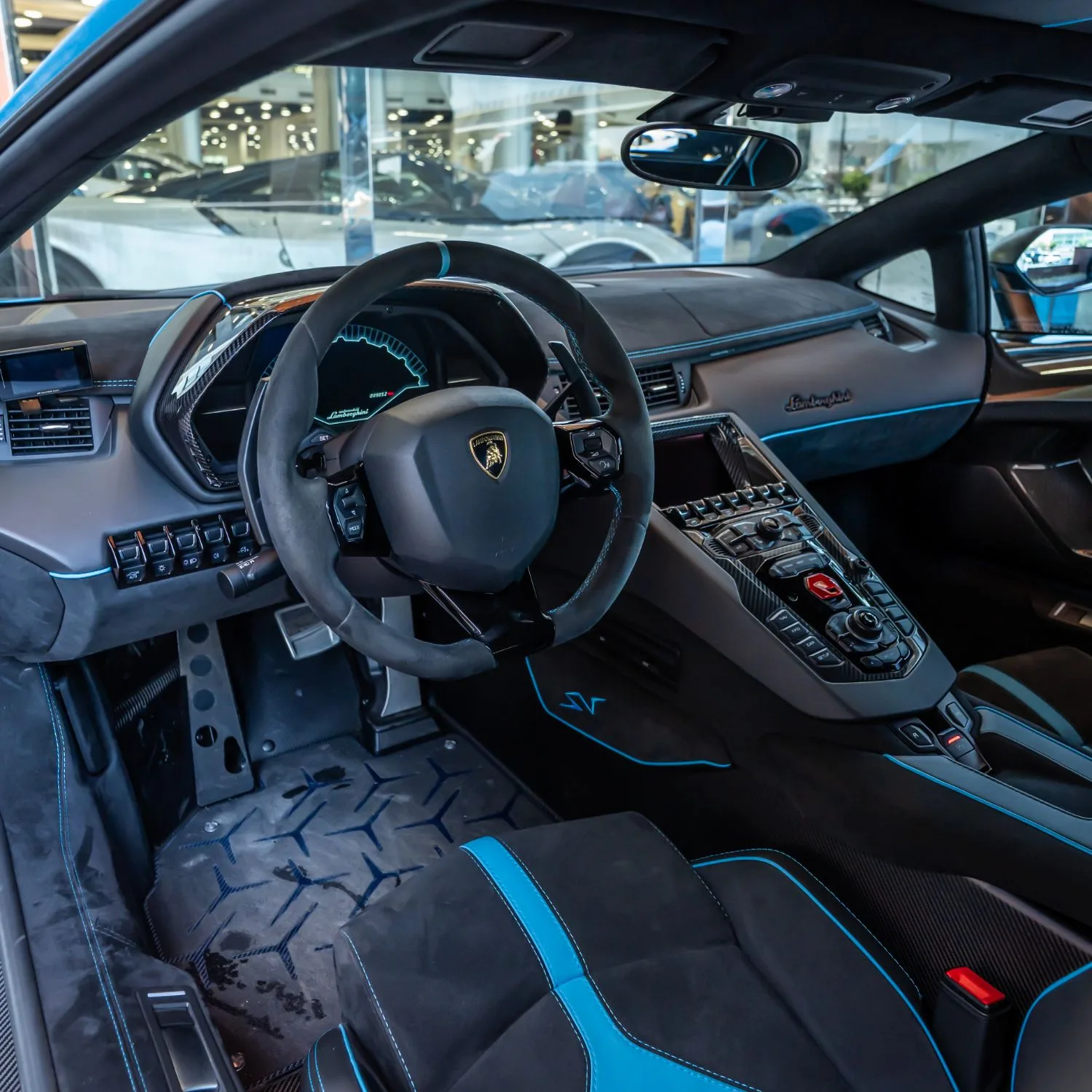 2017 Lamborghini Aventador SV proposée par un concessionnaire spécialisé à Dubai, Émirats arabes unis, photo 6 sur 27