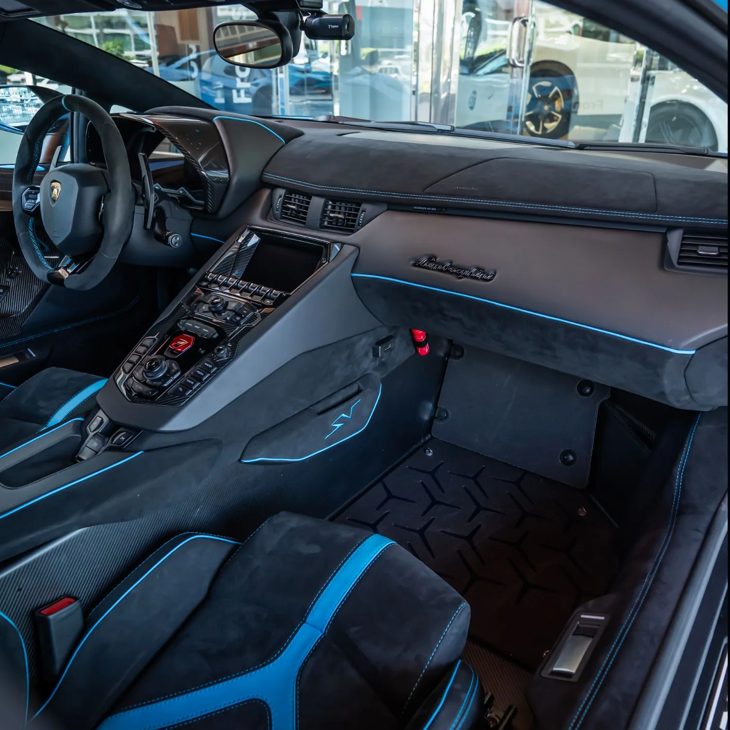 2017 Lamborghini Aventador SV proposée par un concessionnaire spécialisé à Dubai, Émirats arabes unis, photo 7 sur 27