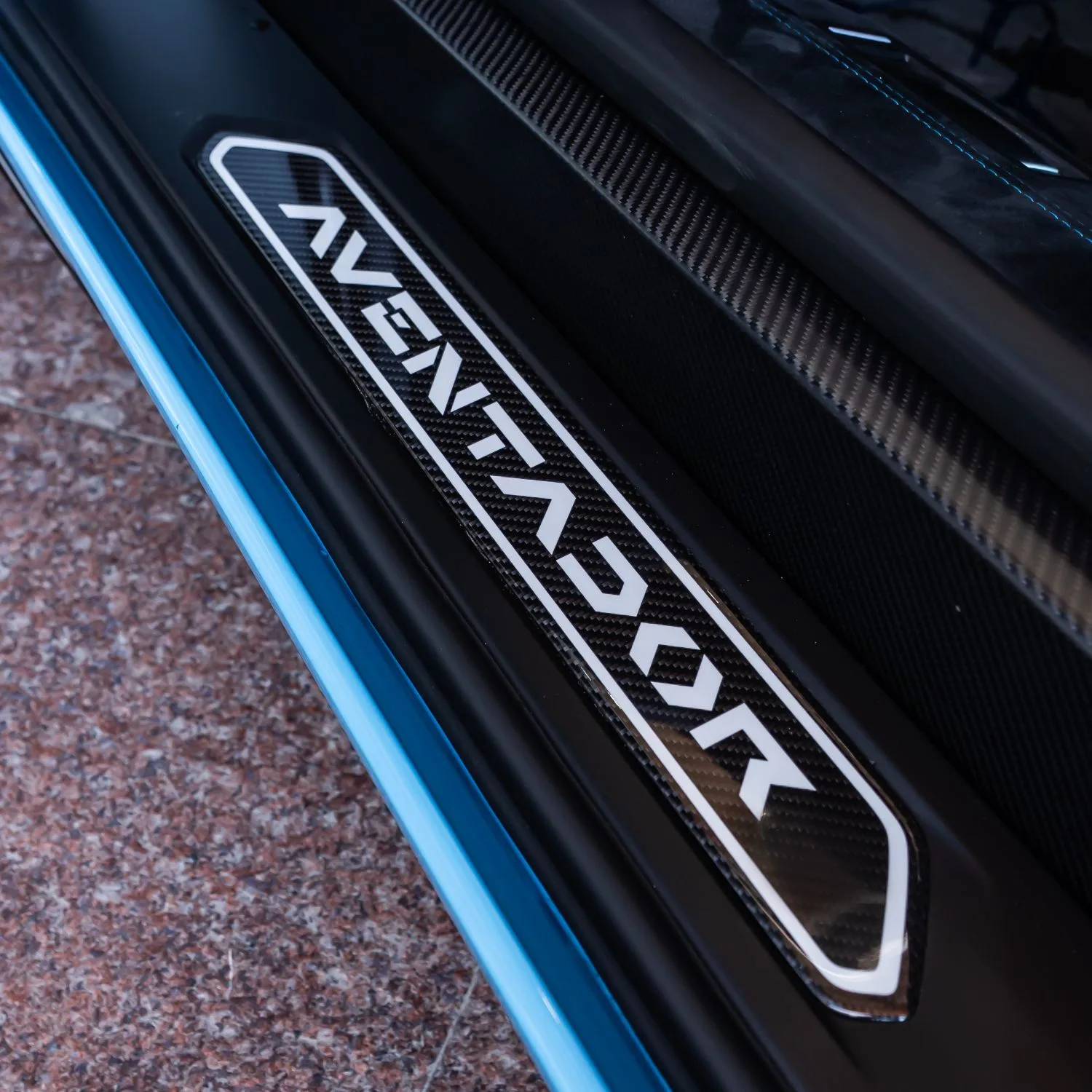 2017 Lamborghini Aventador SV proposée par un concessionnaire spécialisé à Dubai, Émirats arabes unis, photo 8 sur 27