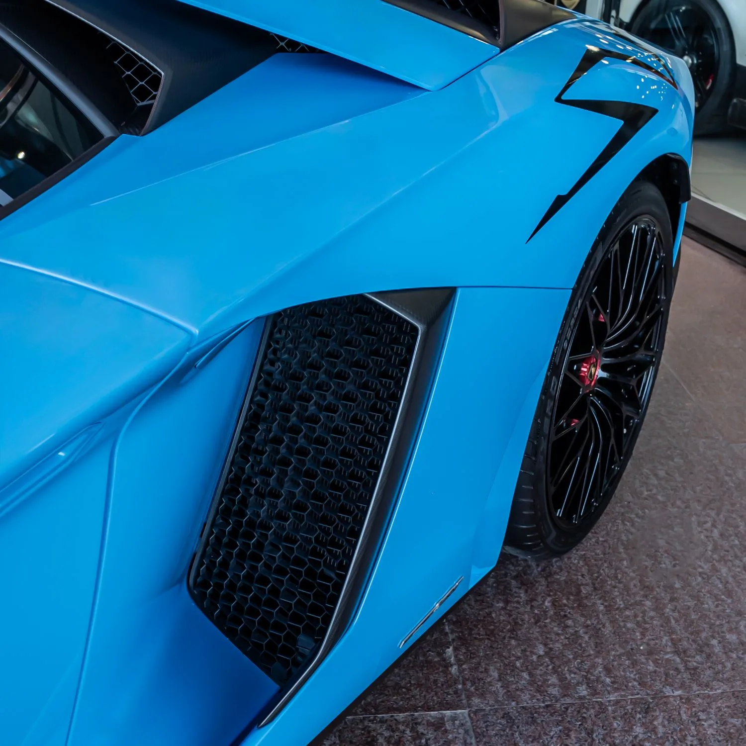 2017 Lamborghini Aventador SV proposée par un concessionnaire spécialisé à Dubai, Émirats arabes unis, photo 20 sur 27