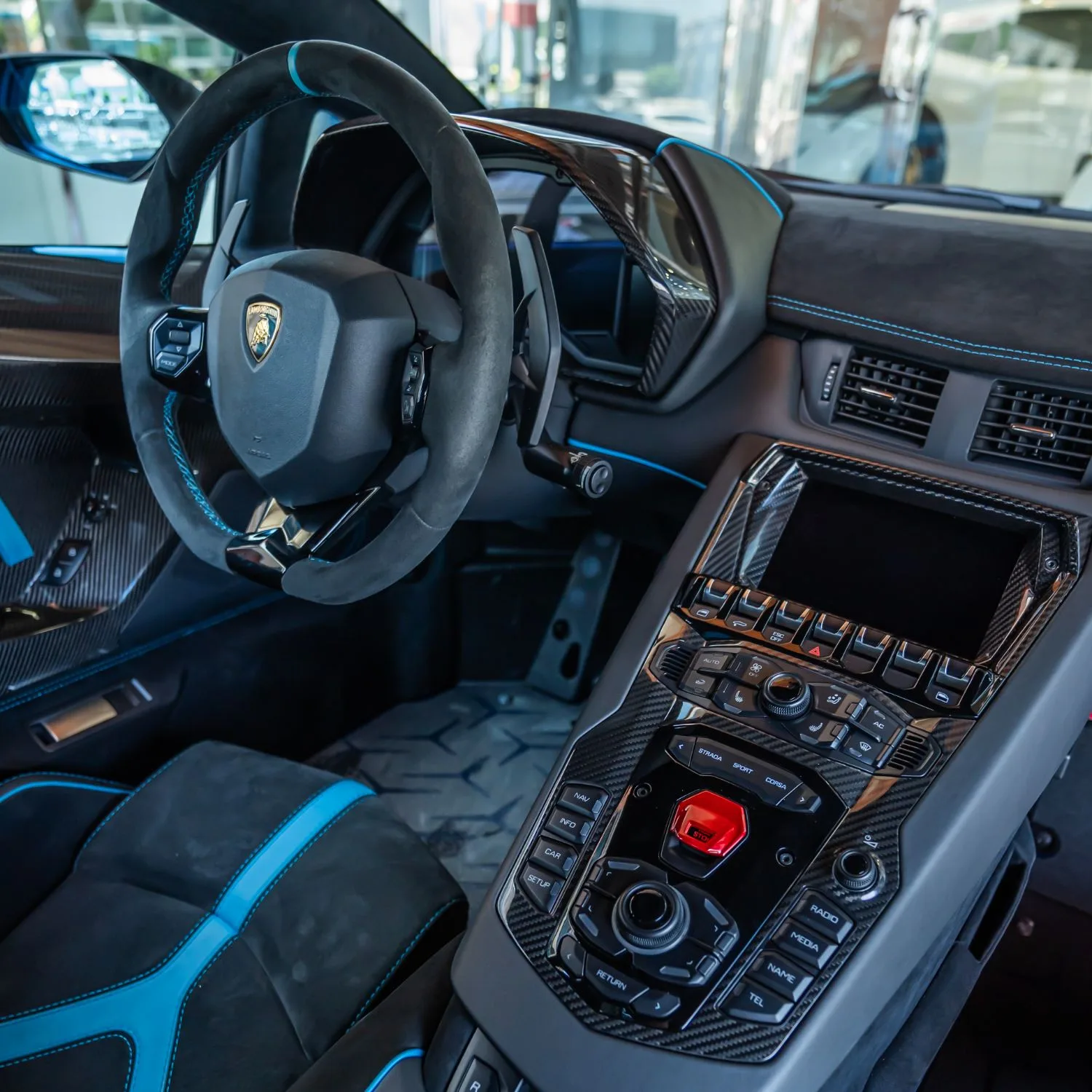 2017 Lamborghini Aventador SV proposée par un concessionnaire spécialisé à Dubai, Émirats arabes unis, photo 23 sur 27
