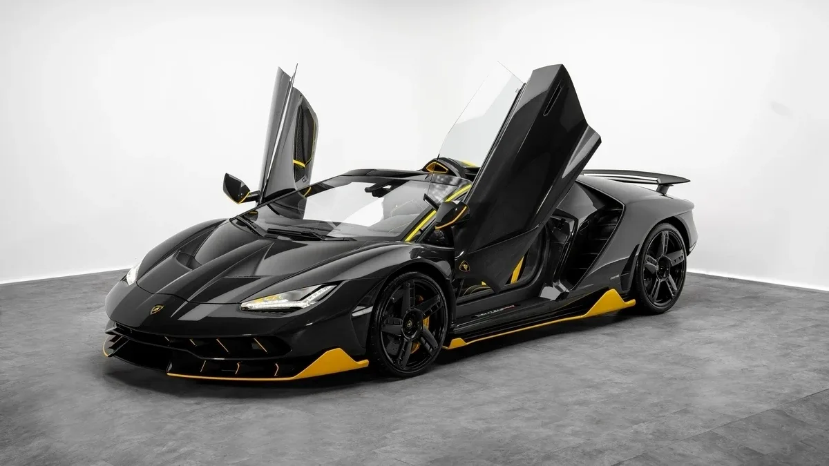 2017 Lamborghini Centenario Roadster LP 770-4 angeboten von einem Fachhändler in Dubai, Vereinigte Arabische Emirate, Foto 2 von 25