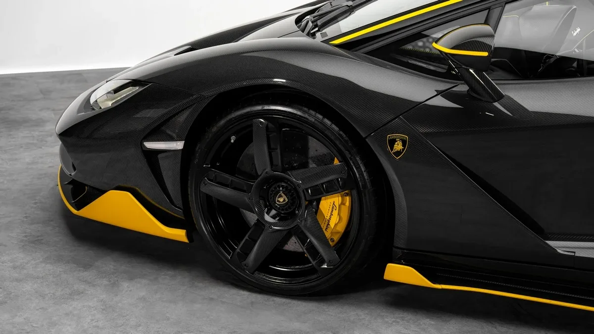 2017 Lamborghini Centenario Roadster LP 770-4 angeboten von einem Fachhändler in Dubai, Vereinigte Arabische Emirate, Foto 6 von 25
