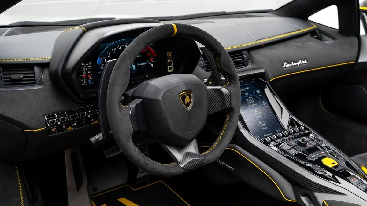 2017 Lamborghini Centenario Roadster LP 770-4 angeboten von einem Fachhändler in Dubai, Vereinigte Arabische Emirate, Foto 12 von 25