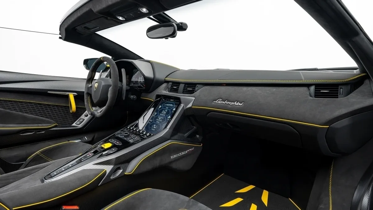 2017 Lamborghini Centenario Roadster LP 770-4 angeboten von einem Fachhändler in Dubai, Vereinigte Arabische Emirate, Foto 17 von 25