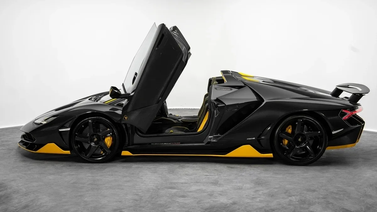 2017 Lamborghini Centenario Roadster LP 770-4 angeboten von einem Fachhändler in Dubai, Vereinigte Arabische Emirate, Foto 23 von 25
