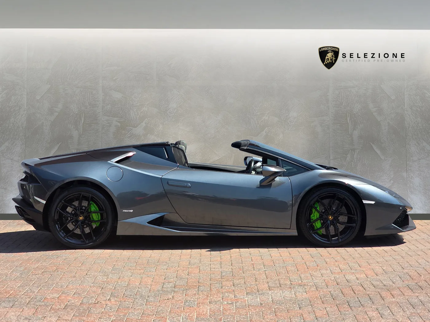 2017 Lamborghini Huracán LP 610-4 Spyder proposée par un groupe de concessions agréées à Pangbourne, Royaume-Uni, photo 2 sur 20
