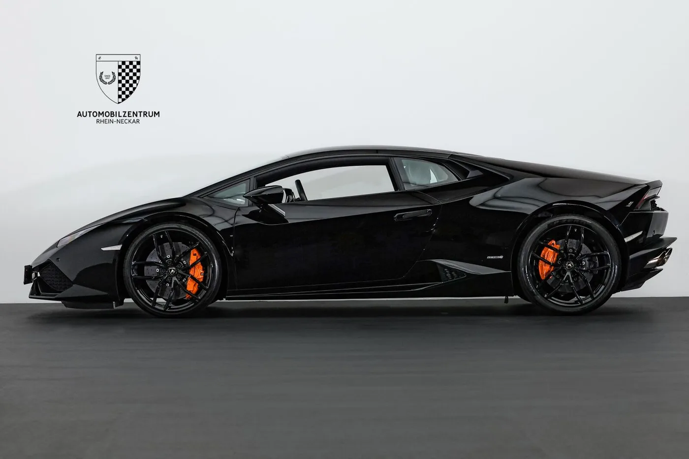 2017 Lamborghini Huracán LP 610-4 offered by a supercar dealer in Viernheim, Germany, photo 4 of 25