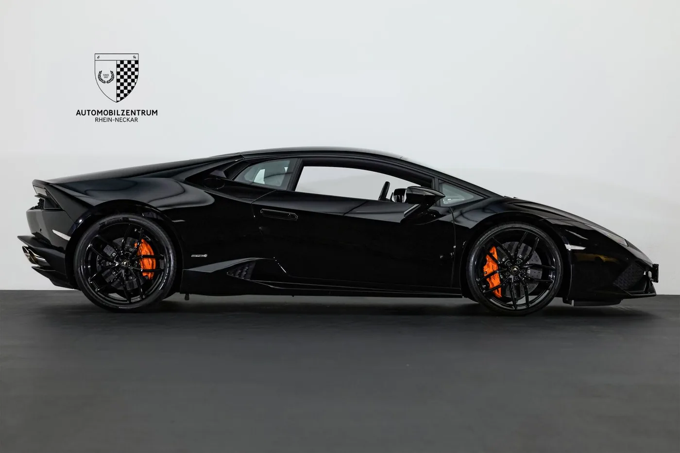 2017 Lamborghini Huracán LP 610-4 offered by a supercar dealer in Viernheim, Germany, photo 8 of 25