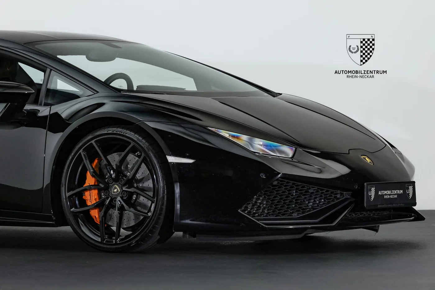 2017 Lamborghini Huracán LP 610-4 offered by a supercar dealer in Viernheim, Germany, photo 9 of 25