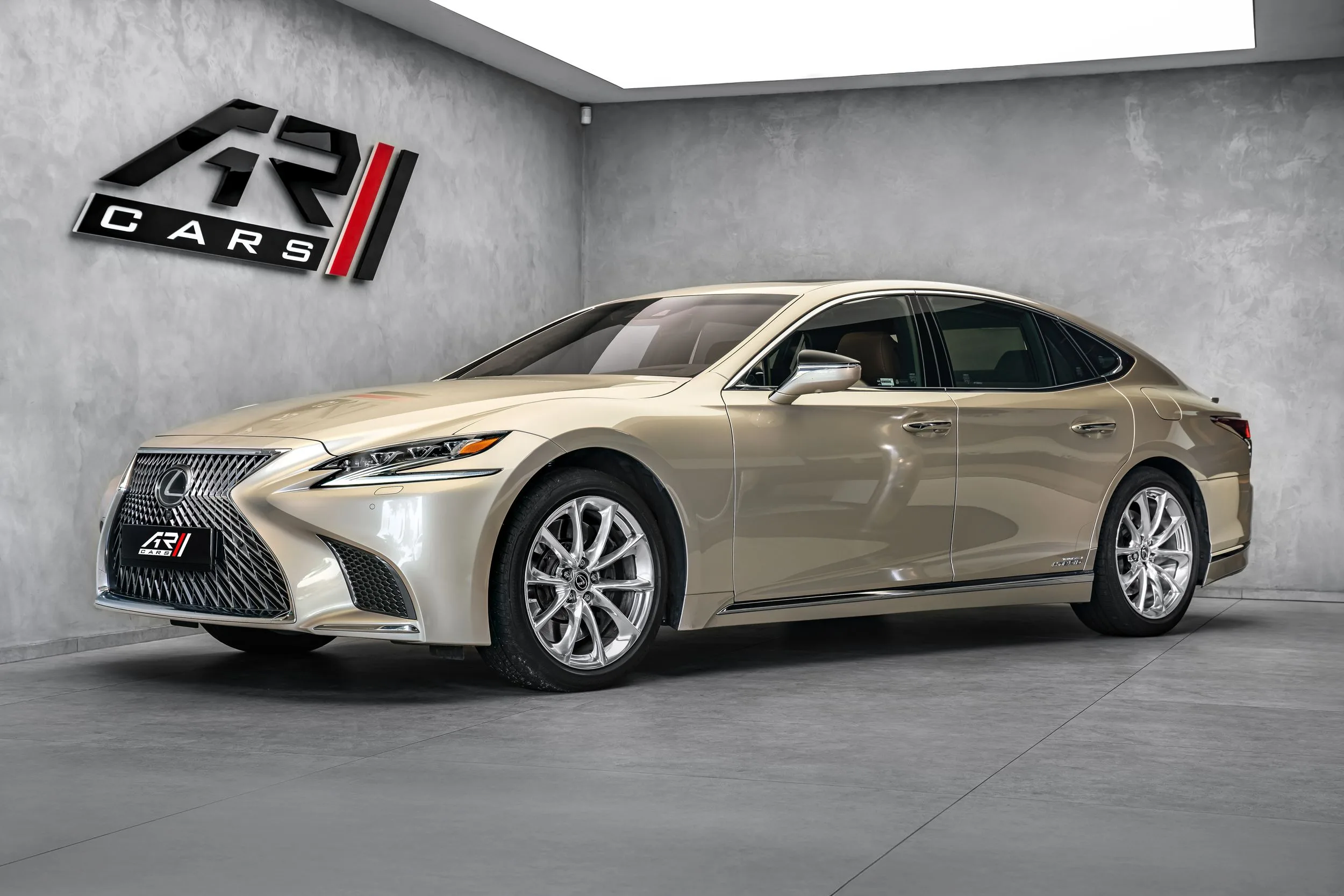 2017 Lexus LS 500h en un concesionario especializado de Ostrava, Chequia, foto principal