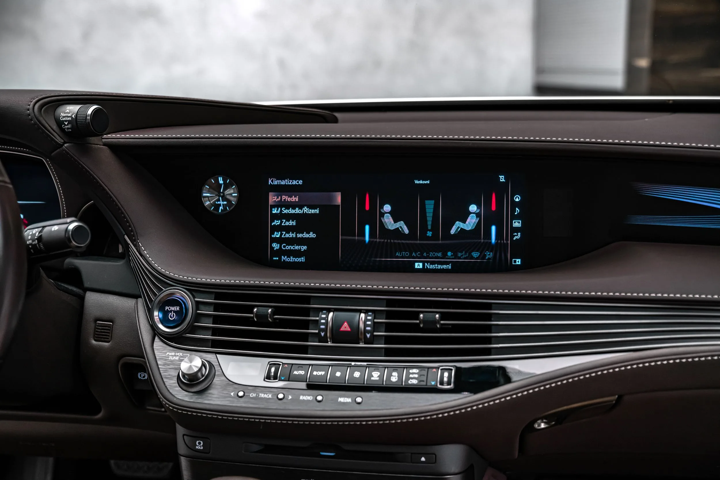 2017 Lexus LS 500h, 16/28