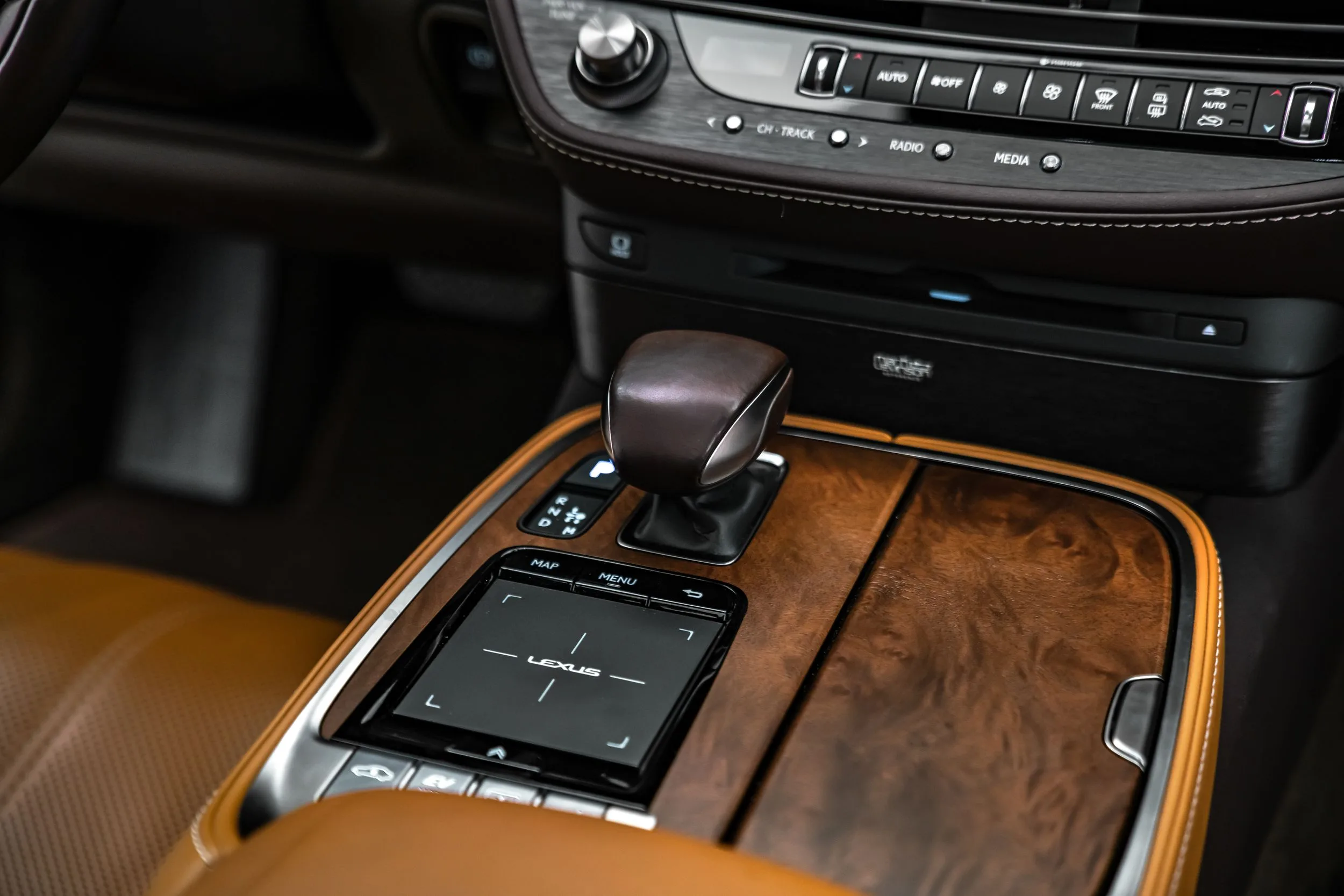 2017 Lexus LS 500h, 17/28