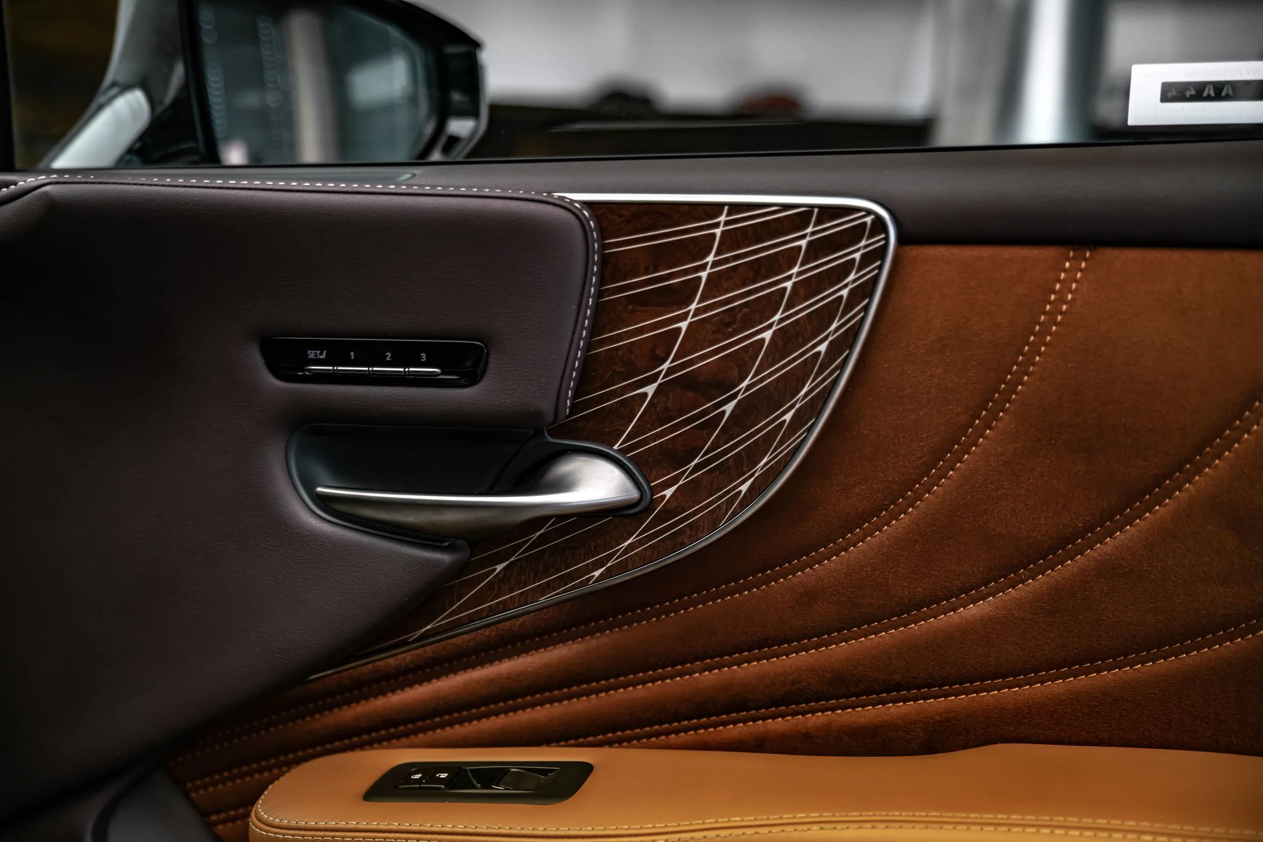 2017 Lexus LS 500h, 21/28