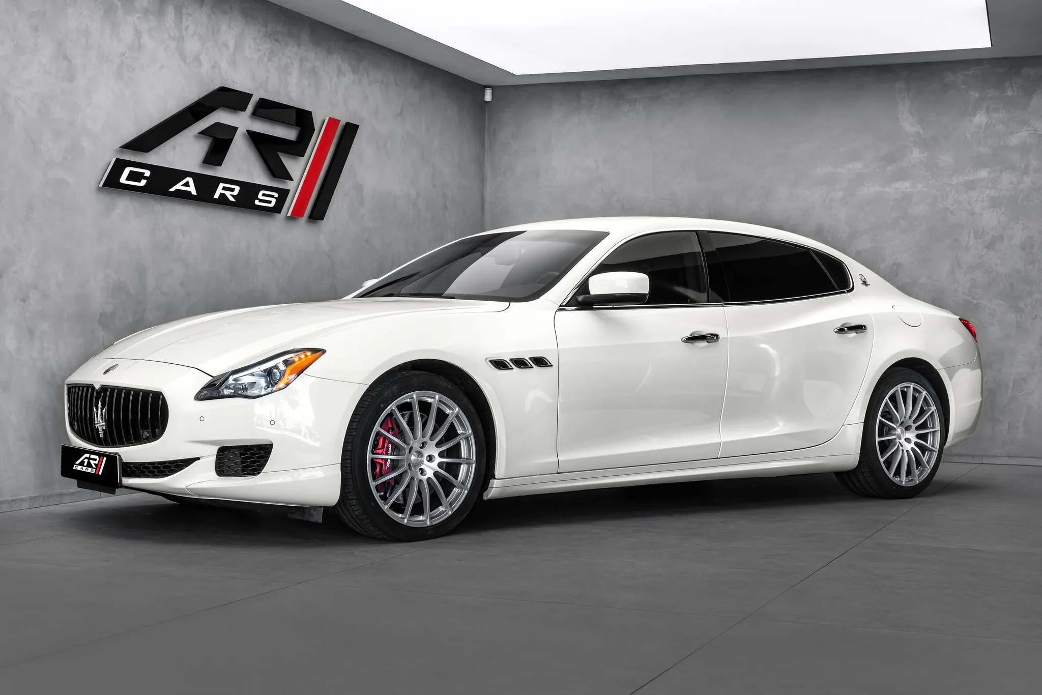 2017 Maserati Quattroporte GTS angeboten von einem Fachhändler in Ostrava, Tschechien, Hauptfoto