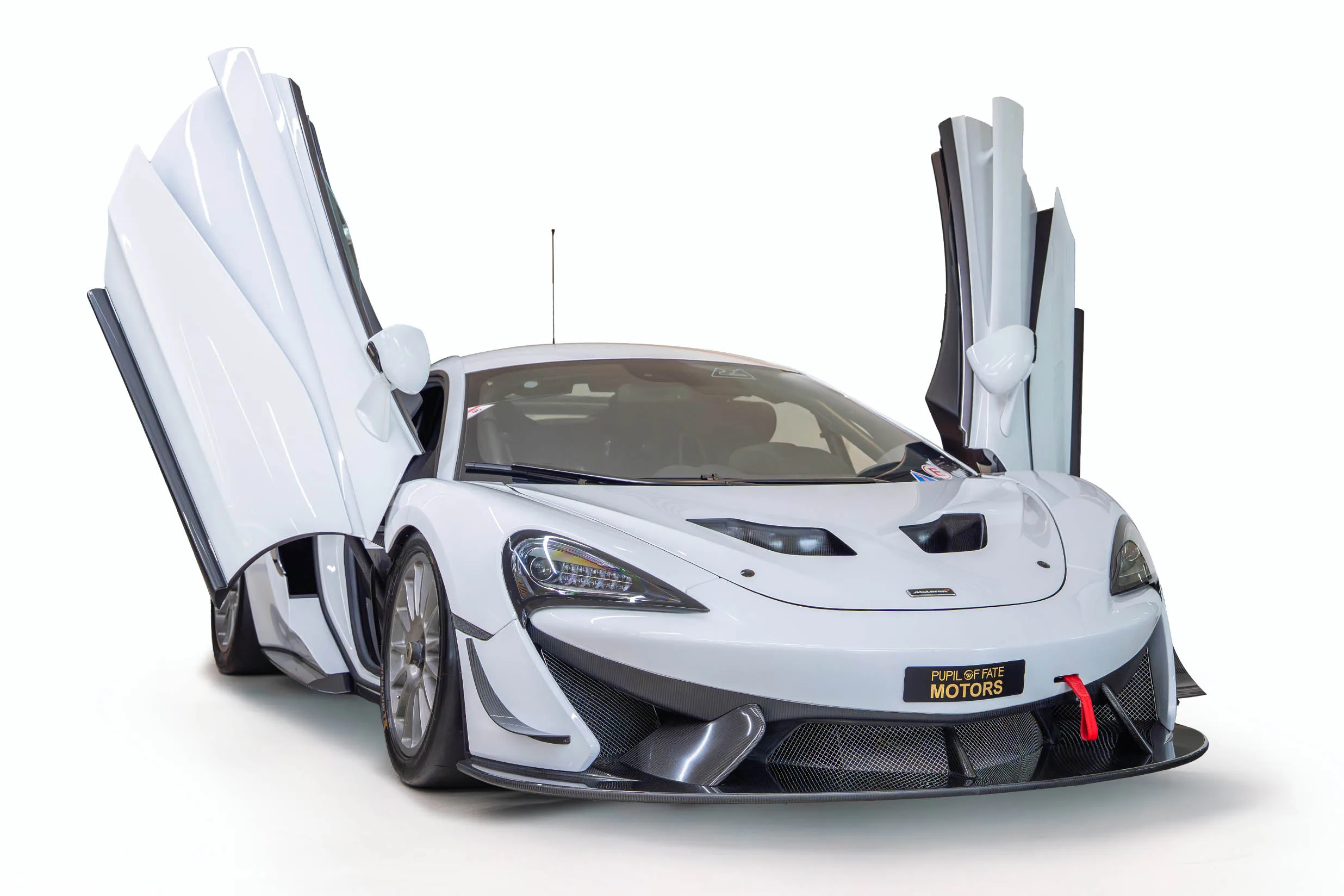 2017 McLaren 570S GT4 angeboten von einem Fachhändler in Dubai, Vereinigte Arabische Emirate, Hauptfoto