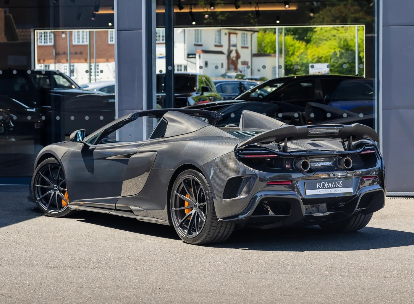2017 McLaren 675LT Spider proposée par un concessionnaire spécialisé à Banstead, Royaume-Uni, photo 2 sur 25