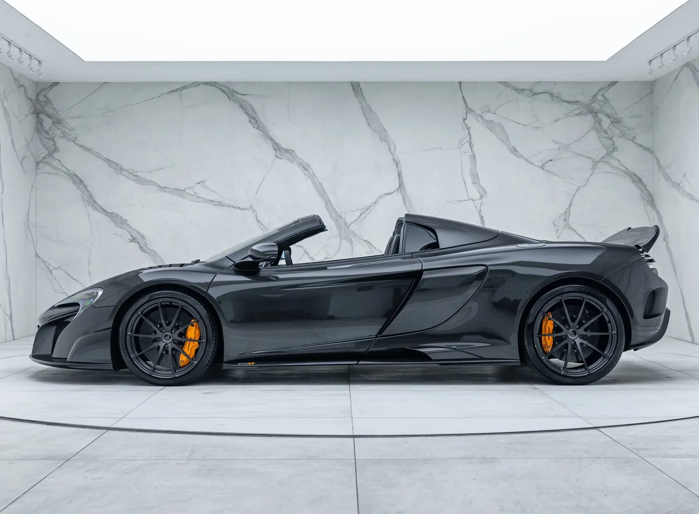2017 McLaren 675LT Spider proposée par un concessionnaire spécialisé à Banstead, Royaume-Uni, photo 5 sur 25