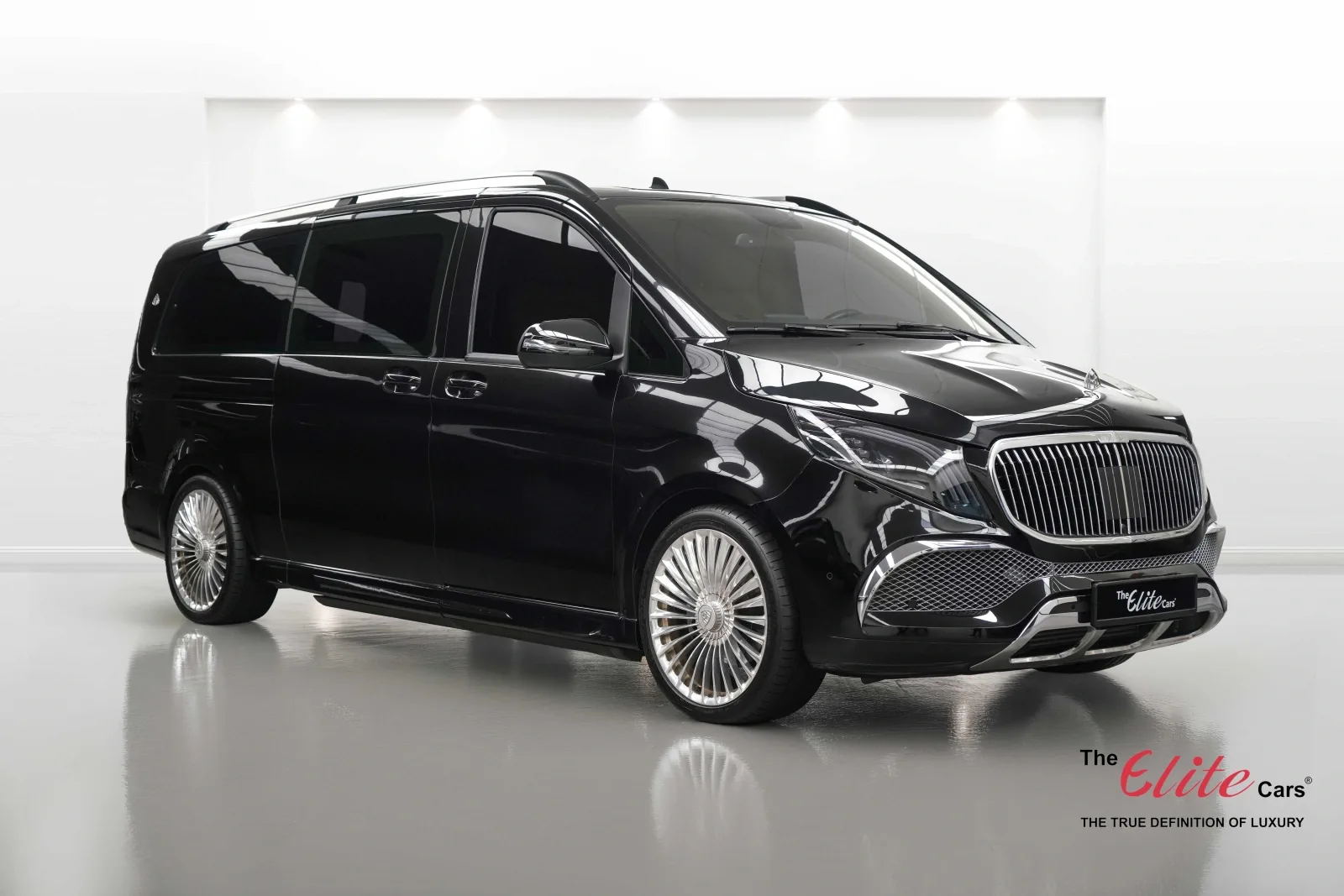 2017 Mercedes-Benz V 250 angeboten von einem Fachhändler in Dubai, Vereinigte Arabische Emirate, Hauptfoto
