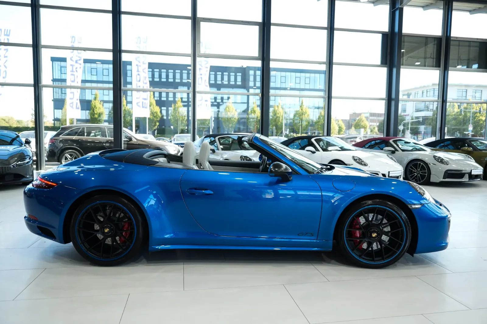 2017 Porsche 911 Carrera 4 GTS Cabriolet, 4/30