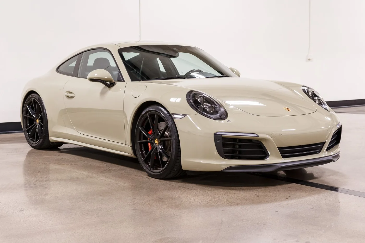 2017 Porsche 911 Carrera 4S vendue par un concessionnaire spécialisé à Costa Mesa, États-Unis, photo 2 sur 15