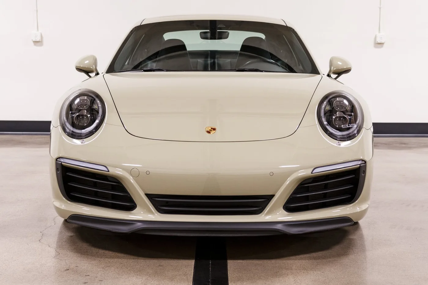 2017 Porsche 911 Carrera 4S vendue par un concessionnaire spécialisé à Costa Mesa, États-Unis, photo 3 sur 15