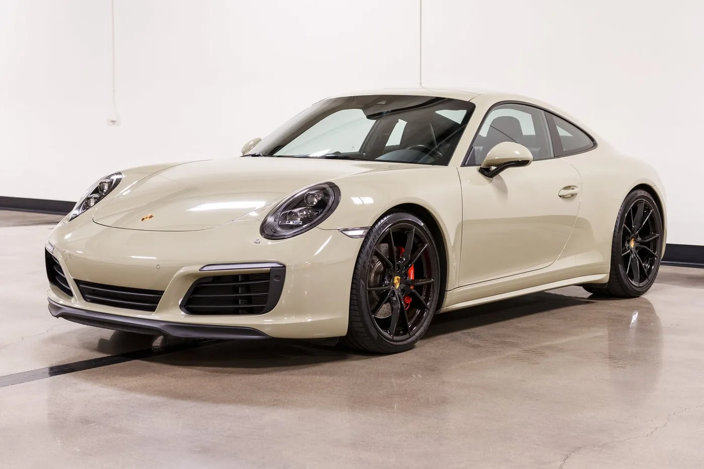 2017 Porsche 911 Carrera 4S vendue par un concessionnaire spécialisé à Costa Mesa, États-Unis, photo 4 sur 15