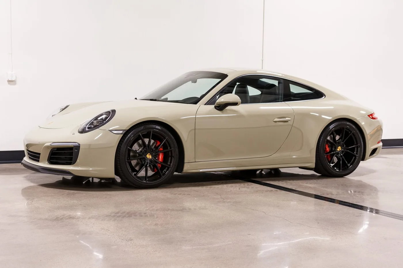 2017 Porsche 911 Carrera 4S vendue par un concessionnaire spécialisé à Costa Mesa, États-Unis, photo 5 sur 15