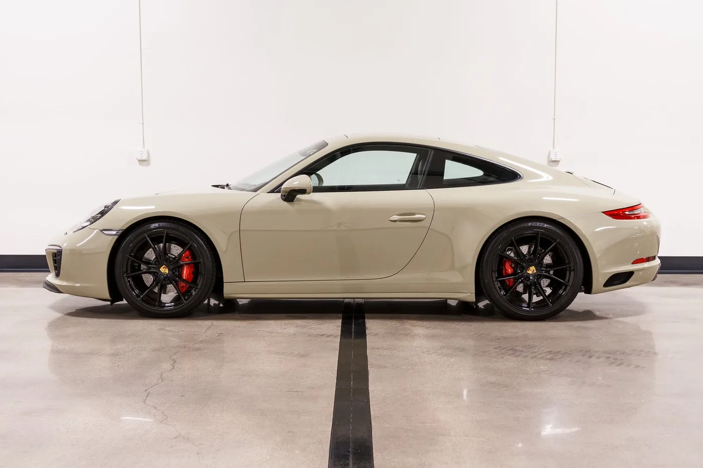 2017 Porsche 911 Carrera 4S vendue par un concessionnaire spécialisé à Costa Mesa, États-Unis, photo 6 sur 15