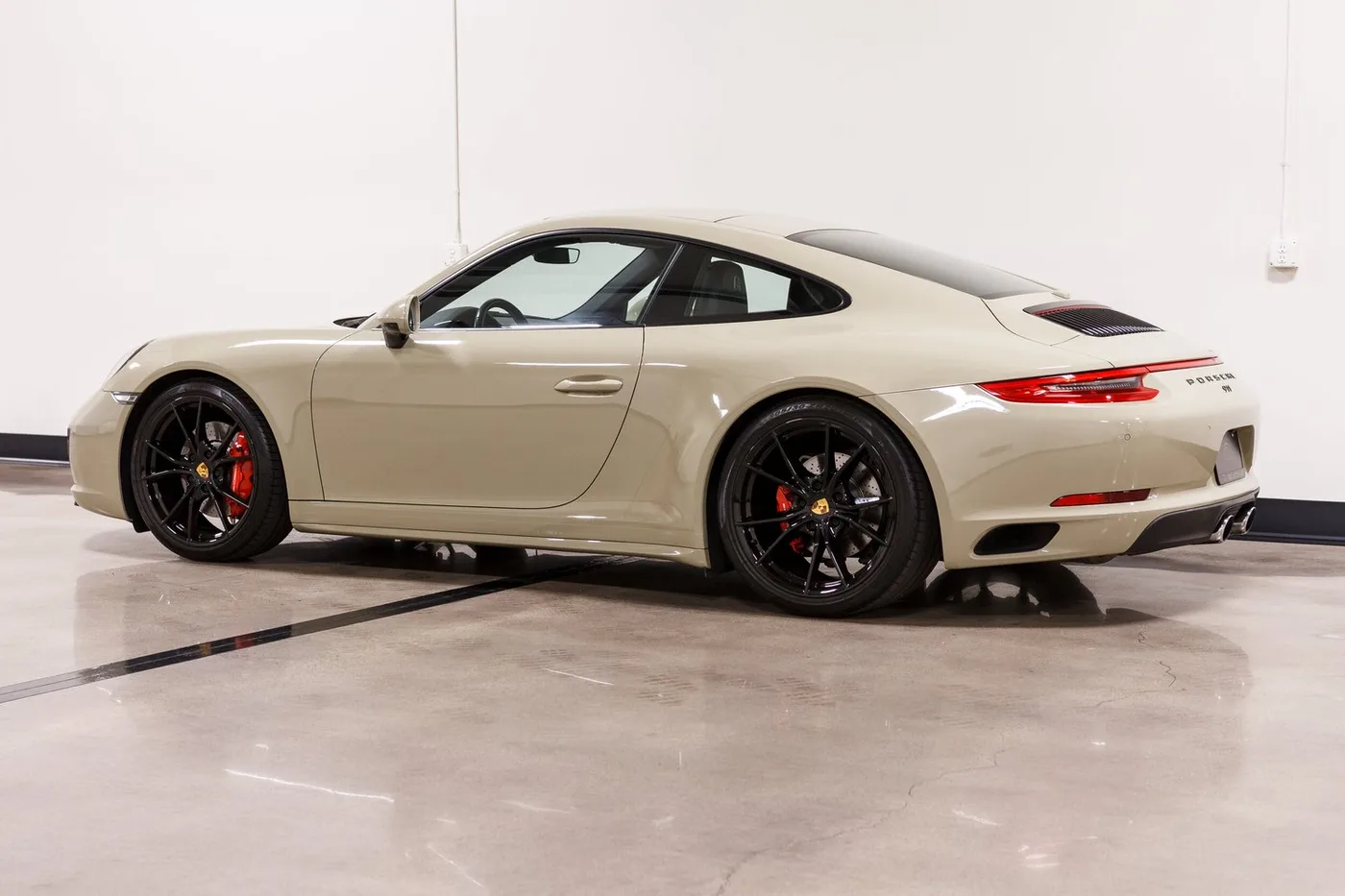 2017 Porsche 911 Carrera 4S vendue par un concessionnaire spécialisé à Costa Mesa, États-Unis, photo 7 sur 15