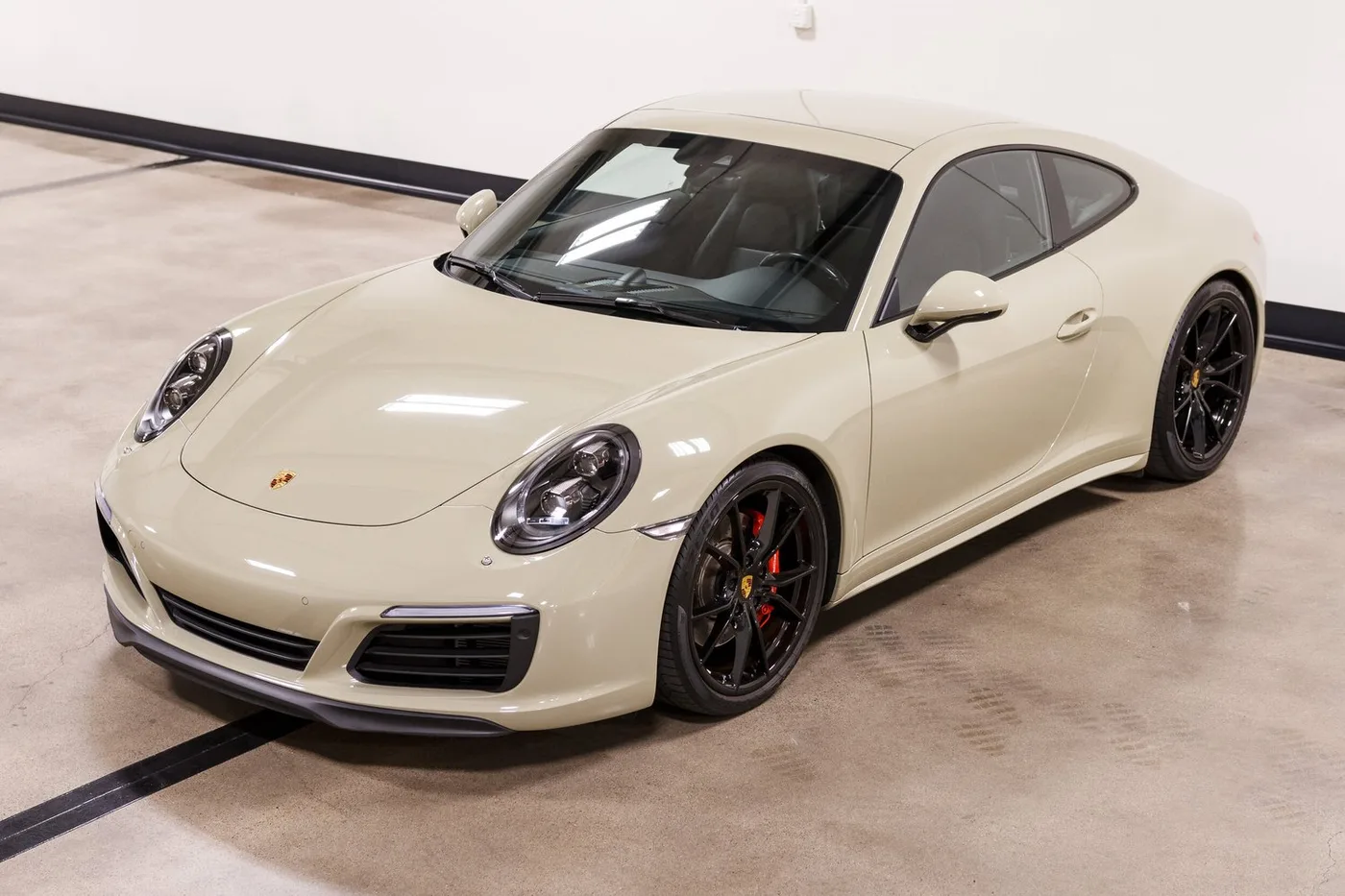 2017 Porsche 911 Carrera 4S vendue par un concessionnaire spécialisé à Costa Mesa, États-Unis, photo 8 sur 15
