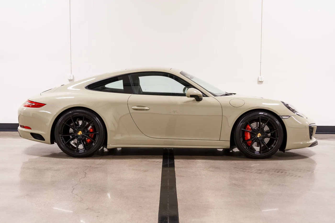 2017 Porsche 911 Carrera 4S vendue par un concessionnaire spécialisé à Costa Mesa, États-Unis, photo 12 sur 15