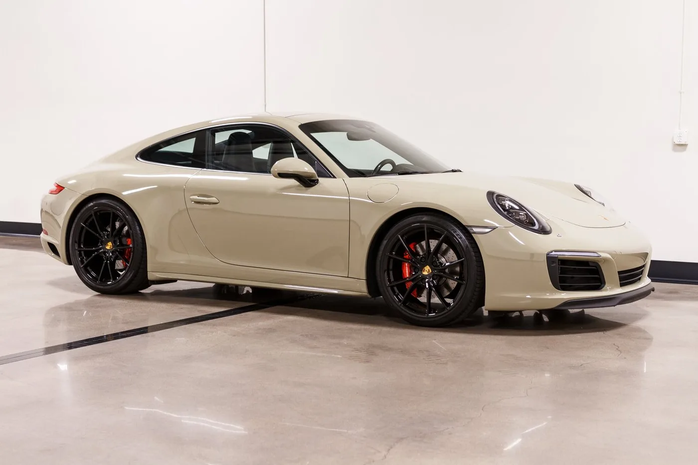 2017 Porsche 911 Carrera 4S vendue par un concessionnaire spécialisé à Costa Mesa, États-Unis, photo 13 sur 15