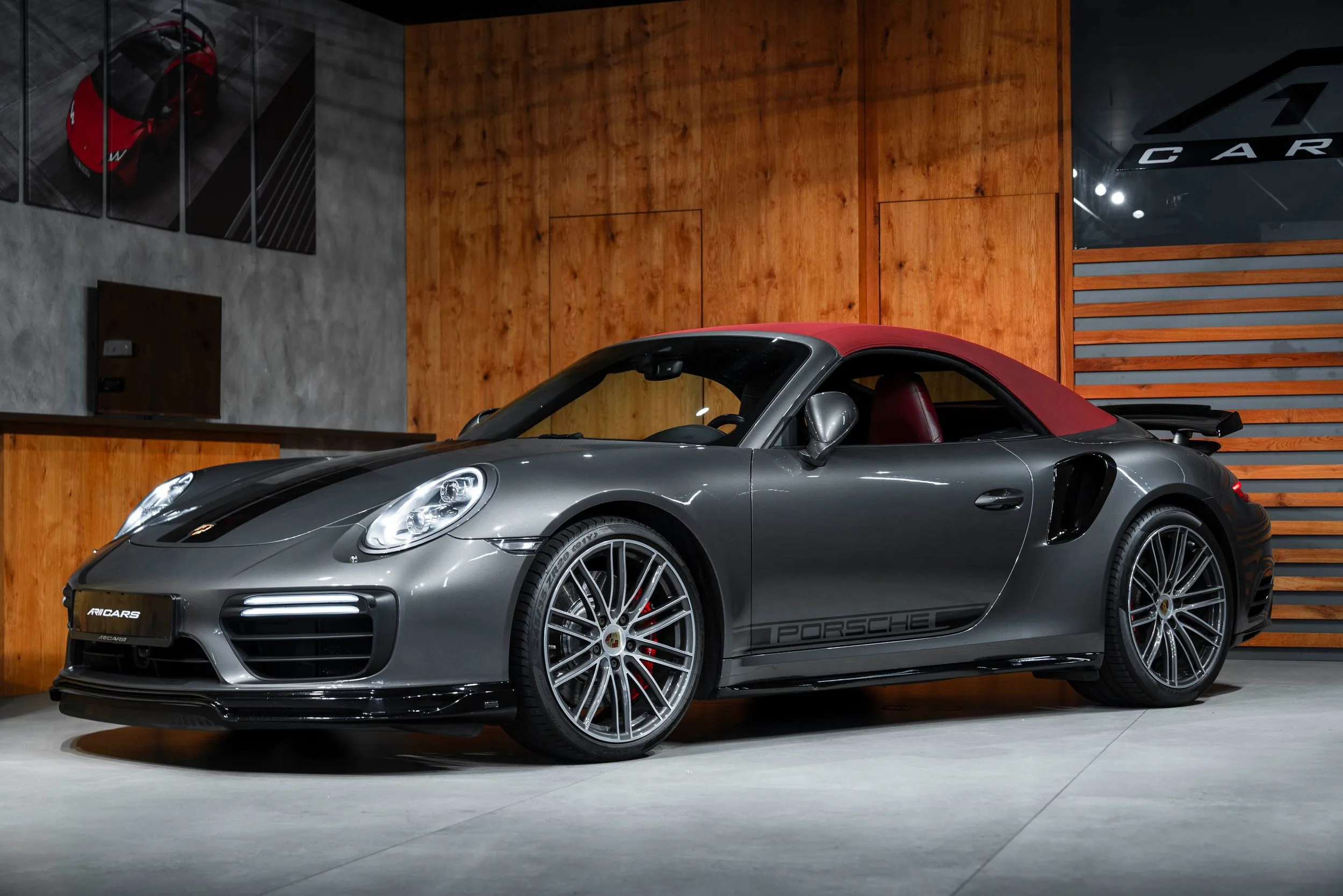 2017 Porsche 911 Turbo Cabriolet proposée par un concessionnaire spécialisé à Bratislava, Slovaquie, photo principale