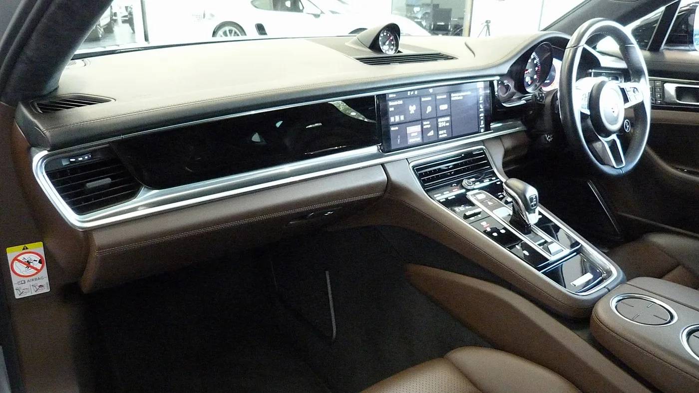 2017 Porsche Panamera angeboten von einer Vertragshändlergruppe in Cheltenham, Vereinigtes Königreich, Foto 3 von 25